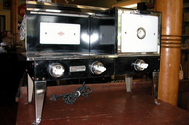 Child's Electric Range
Empire Metalware Pat. 1924
Works, A Rare Find in this
kind of condition.
ITEM7891
$395USD