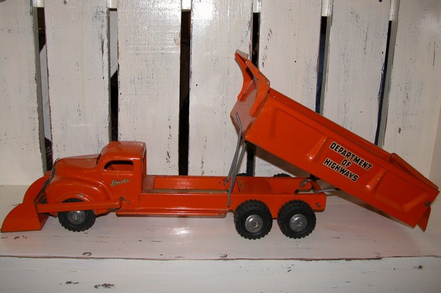 Lincoln Toys
Department of Highways
Dump Truck with Scoop
ITEM8359