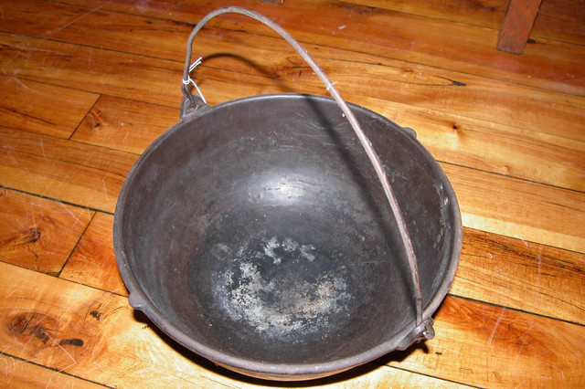 Vintage Cast Iron
Pot with Handle.
ITEM7995
$30USD