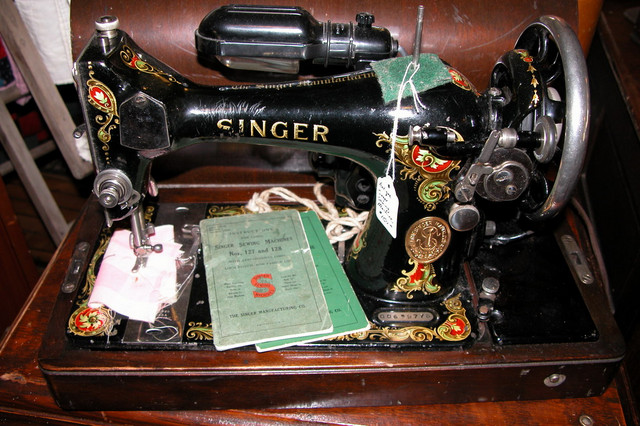Antique Singer 
Sewing Machine
Pat. Aug. 1, 1911
Serial No. G0699775
ITEM7992
$119USD